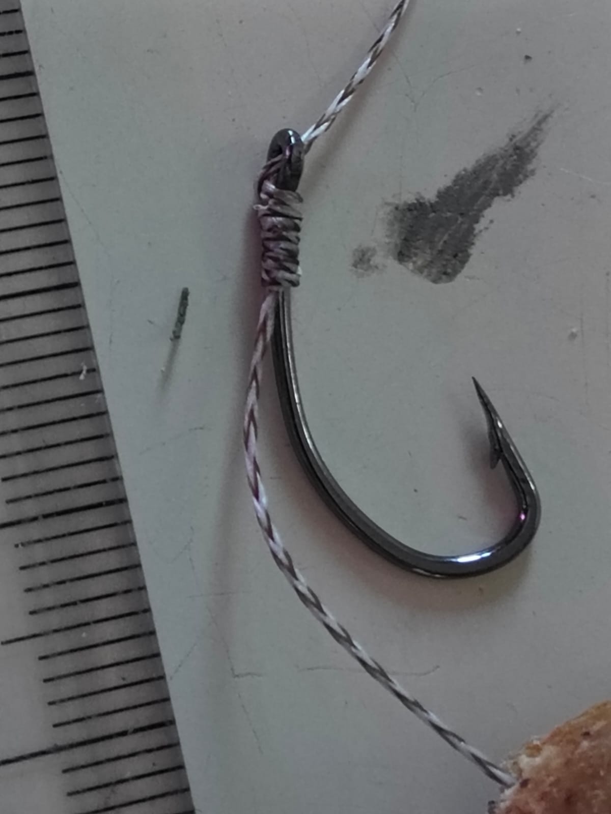 Anzuelo de carpfishing montado con hair rig visto de lado