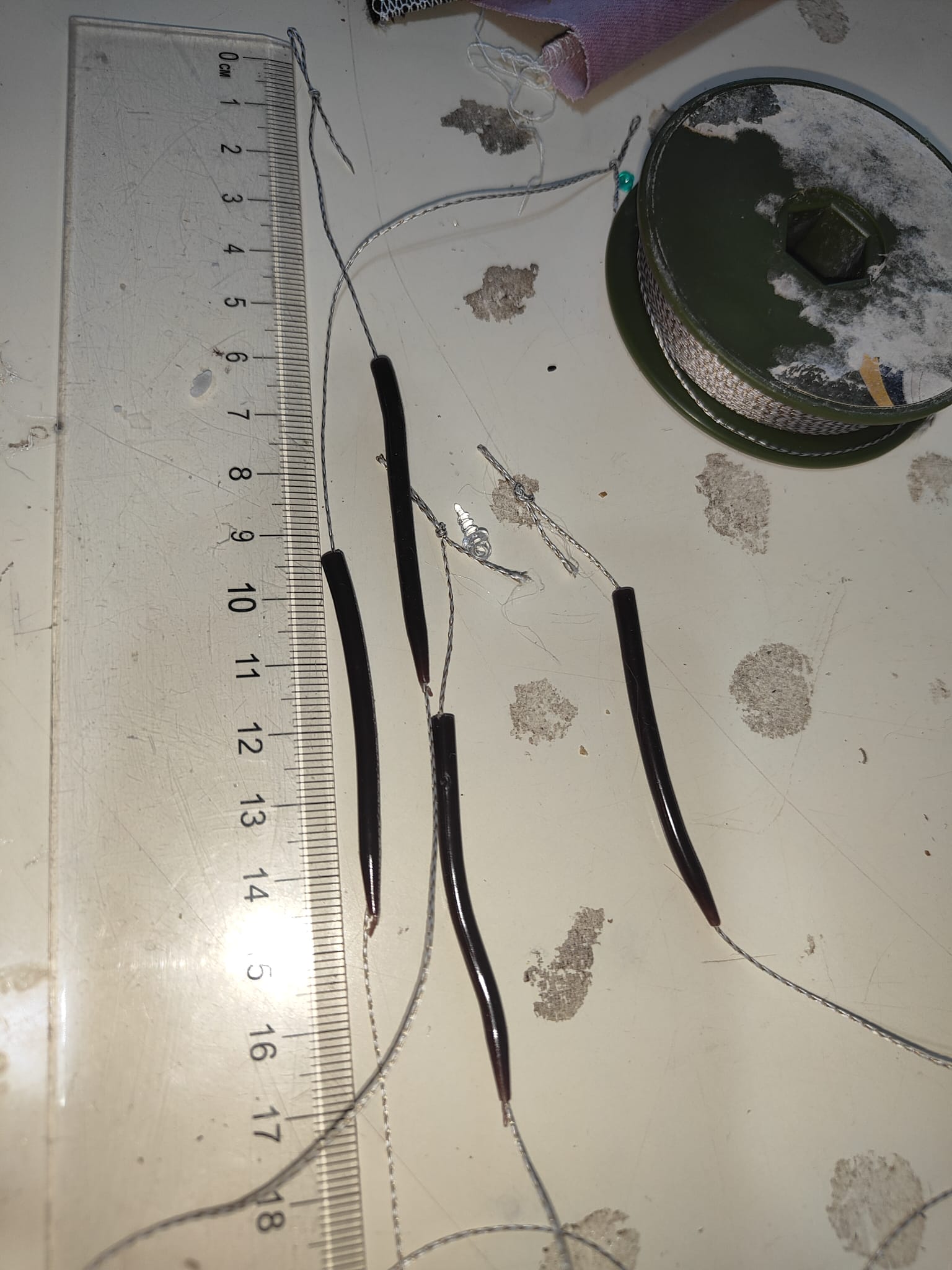 Manguitos anti-enredos negros colocados en bajos de carpfishing