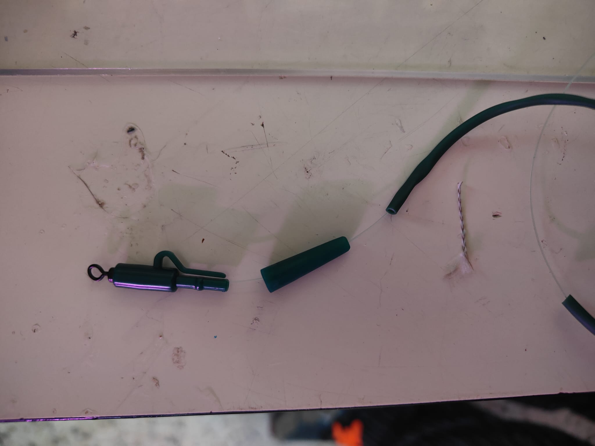 Montaje terminal con clip de plomo y tubo anti-enredos