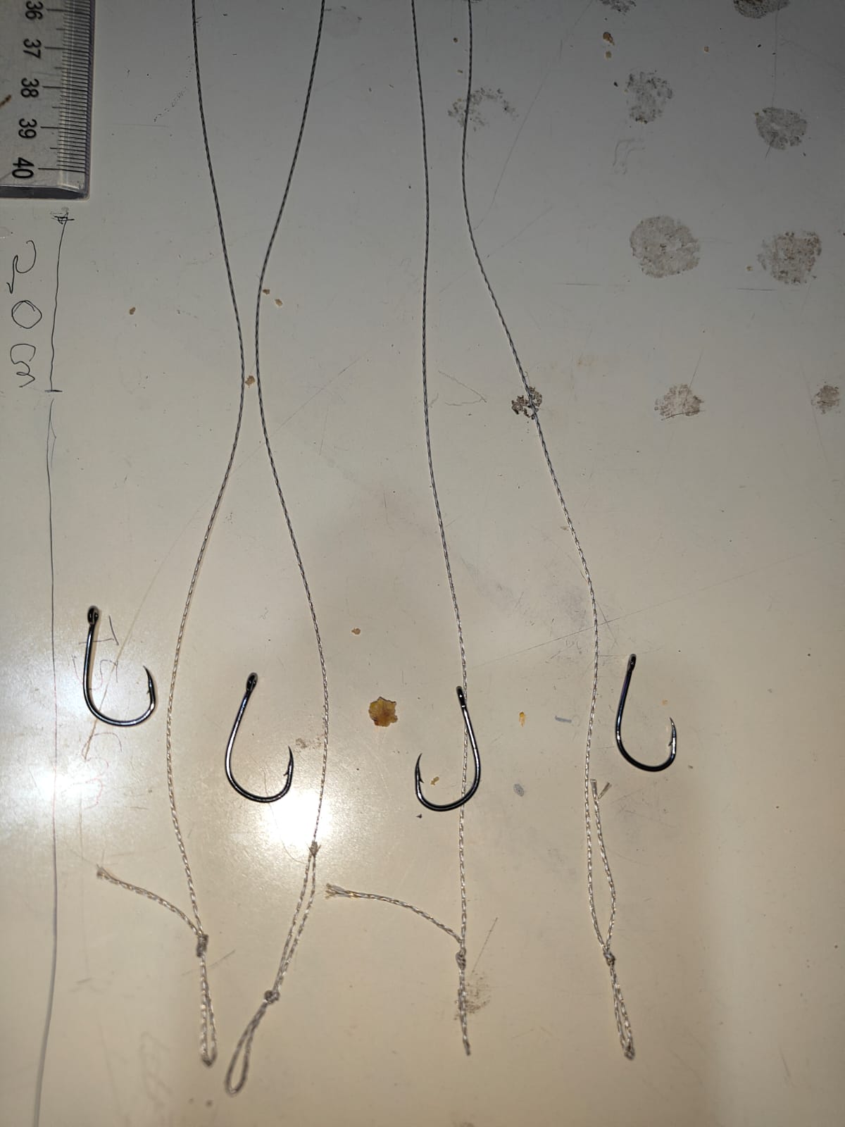 Anzuelos del número 4 y número 6 usados para montar bajos de carpfishing