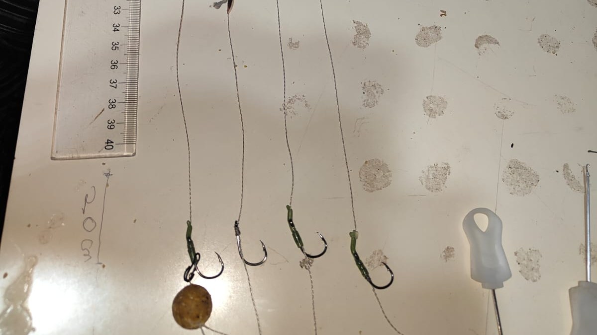 Bajos de línea de carpfishing montados en serie y listos para guardar