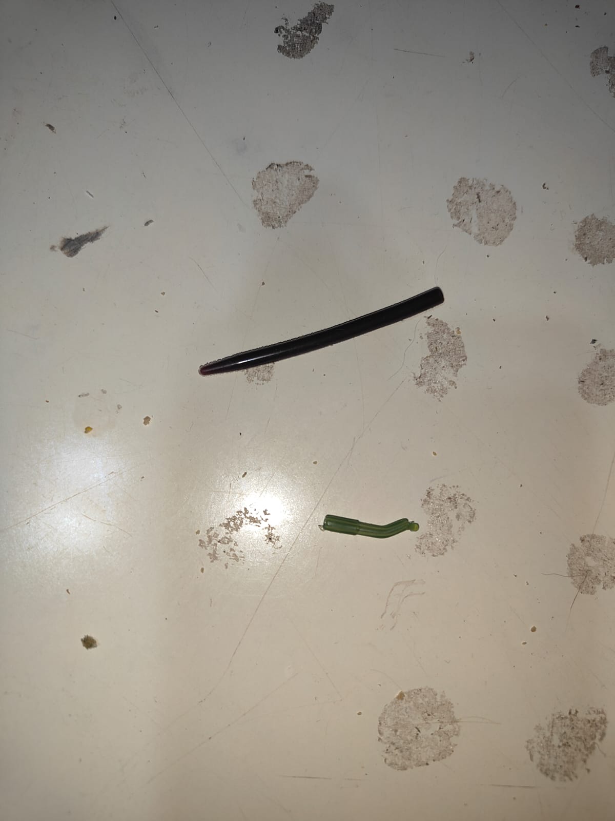 Tubo anti-enredos negro y alineador verde para bajos de carpfishing