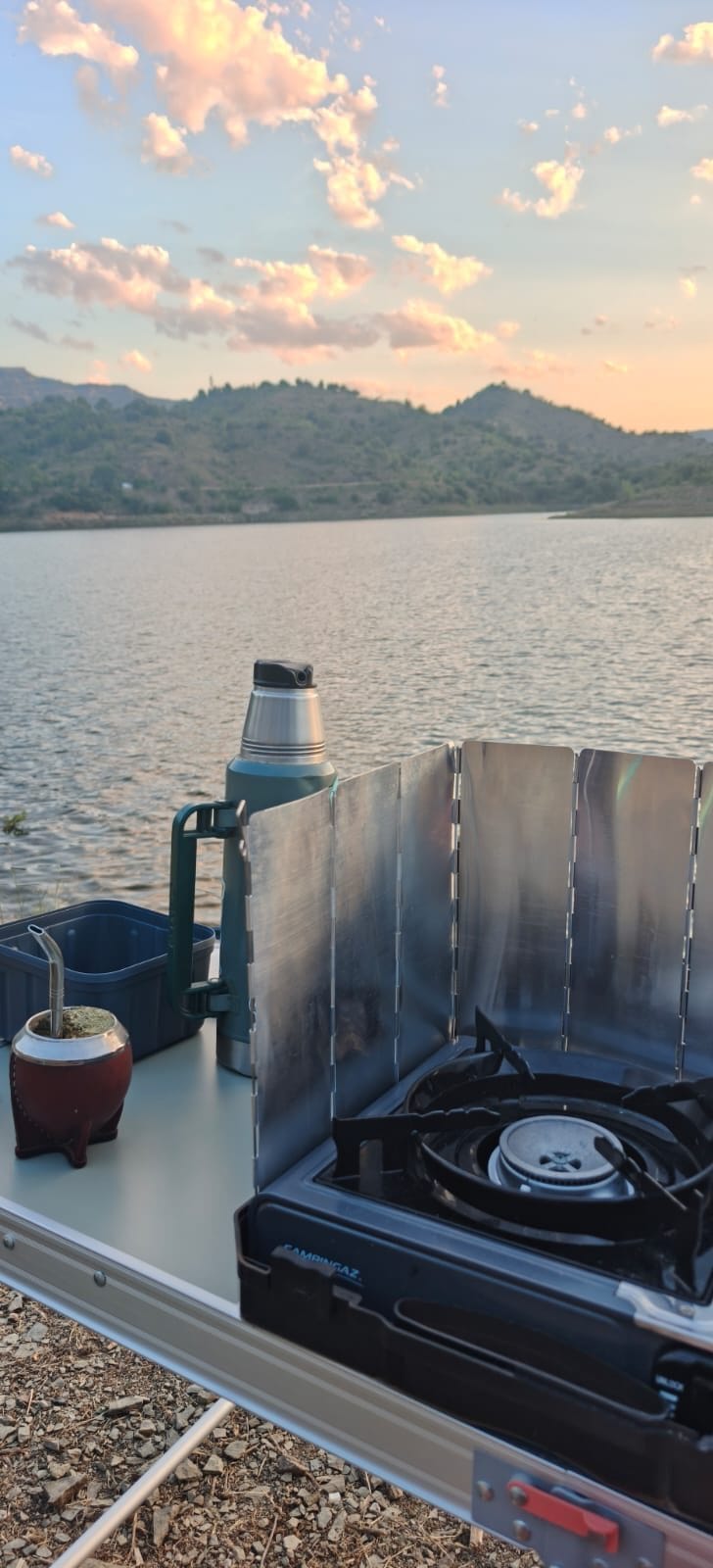 Mesa de camping junto al embalse durante la salida a Siurana.