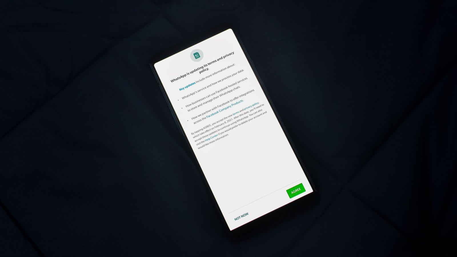 Persona revisando los ajustes de privacidad de un teléfono móvil