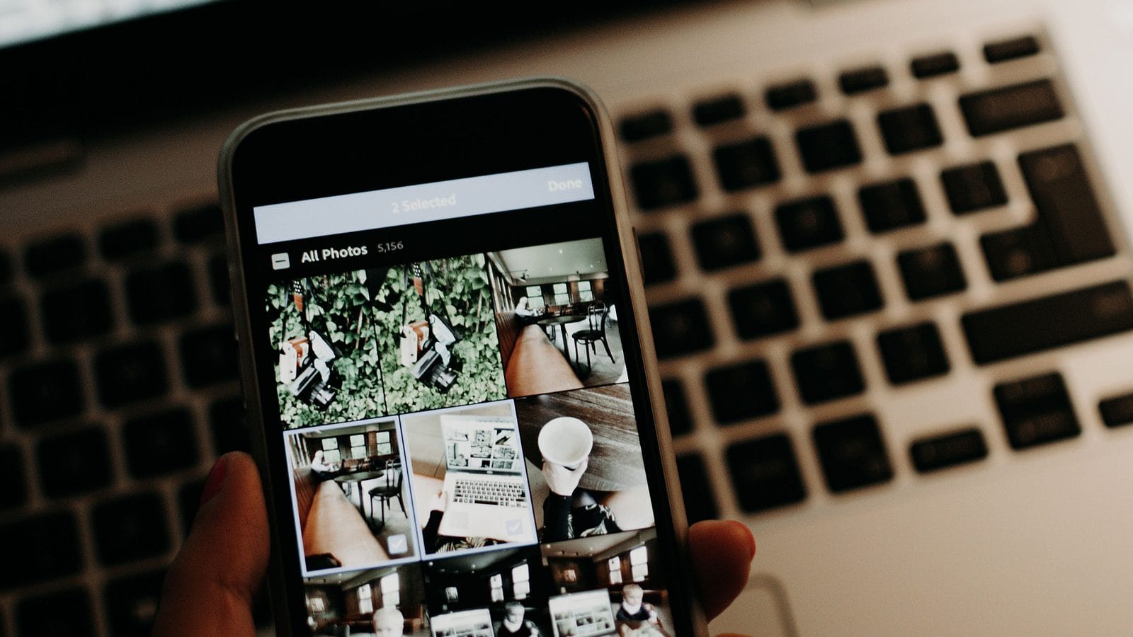 Selección de una fotografía desde la galería de un teléfono