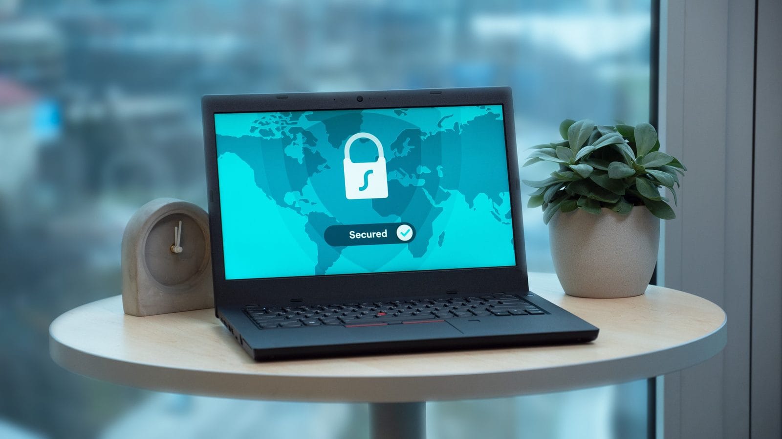 Lista de comprobación sobre seguridad de datos junto a un ordenador