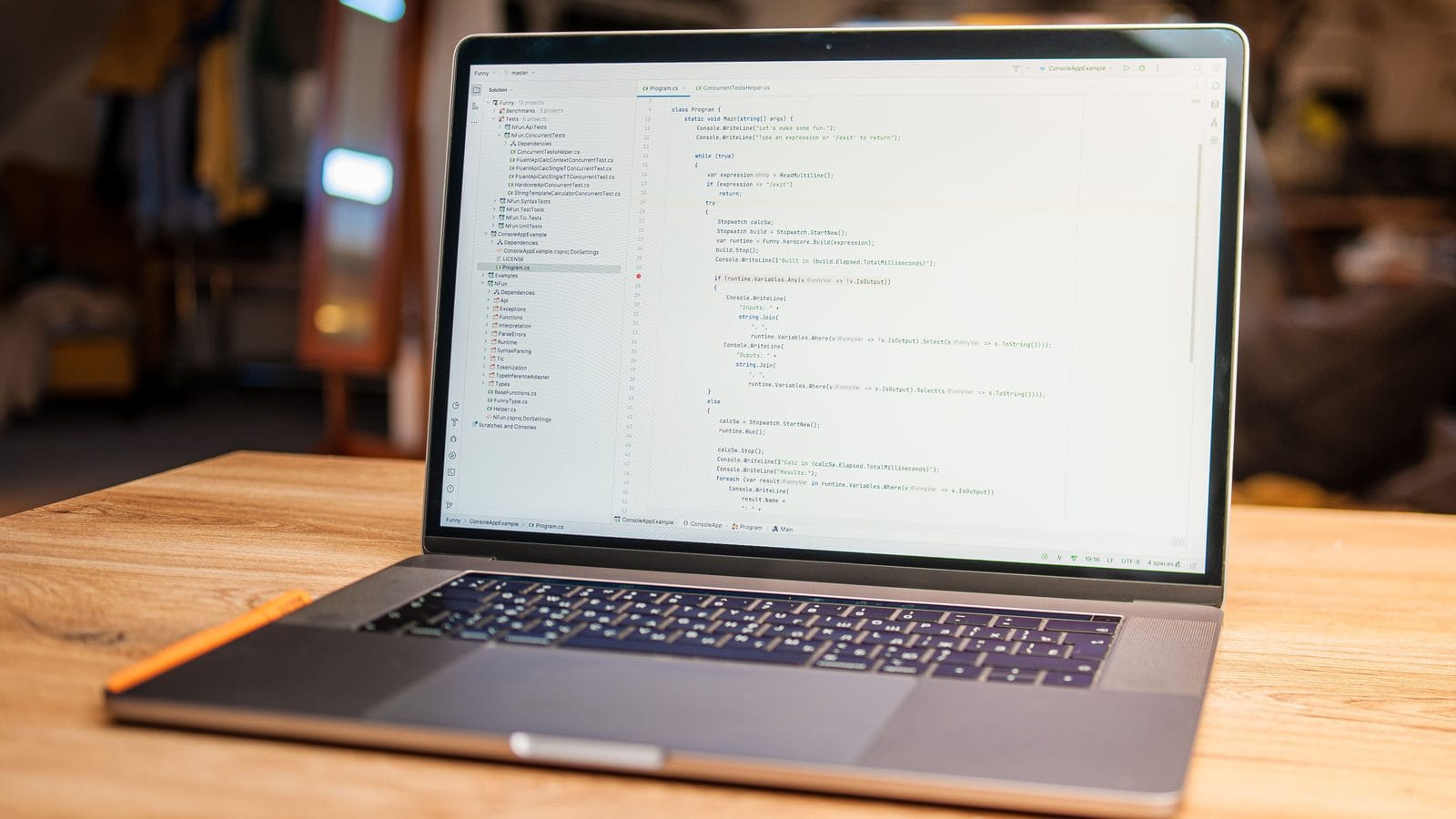 Código de una web headless abierto en un portátil