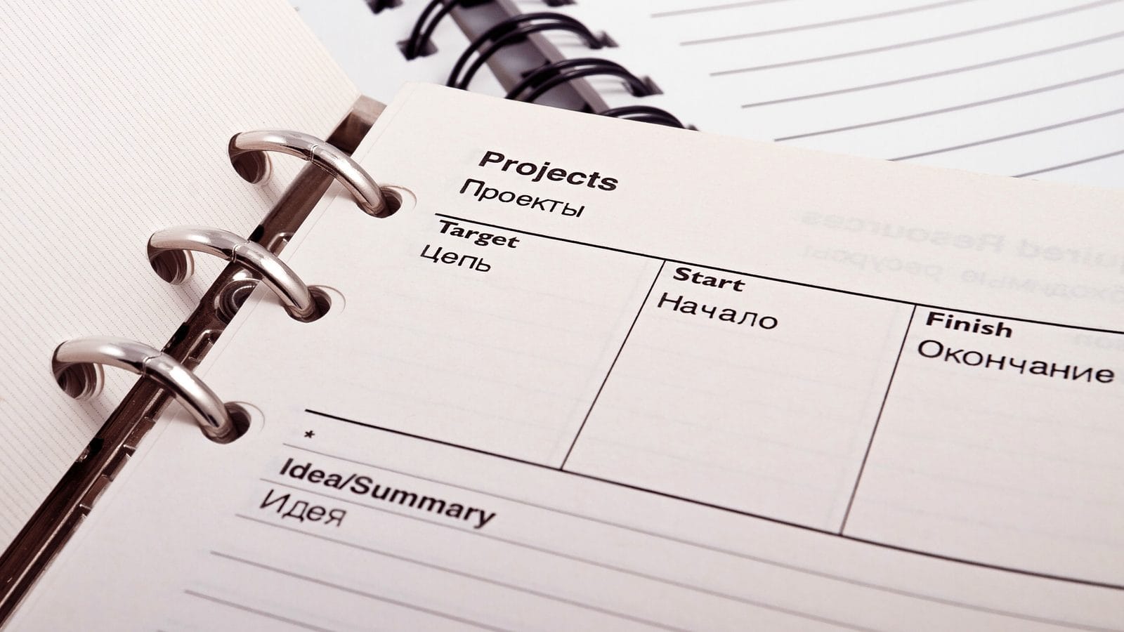 Notas de proyecto con riesgos y limitaciones sobre una mesa