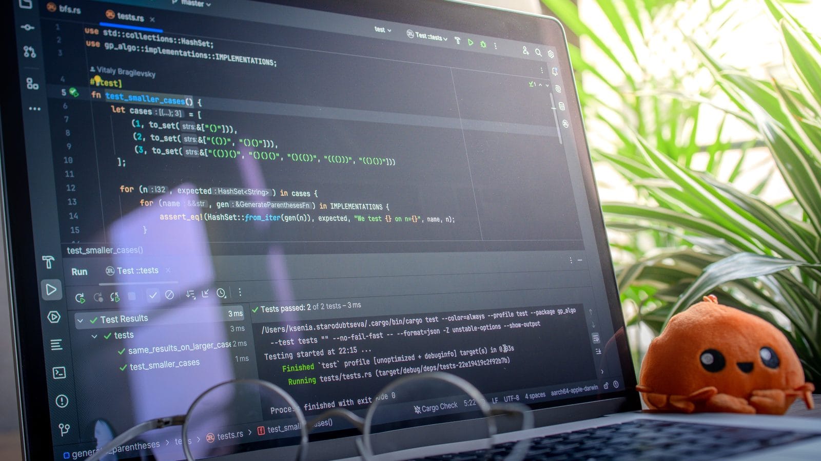 Pruebas de software ejecutándose en un ordenador portátil