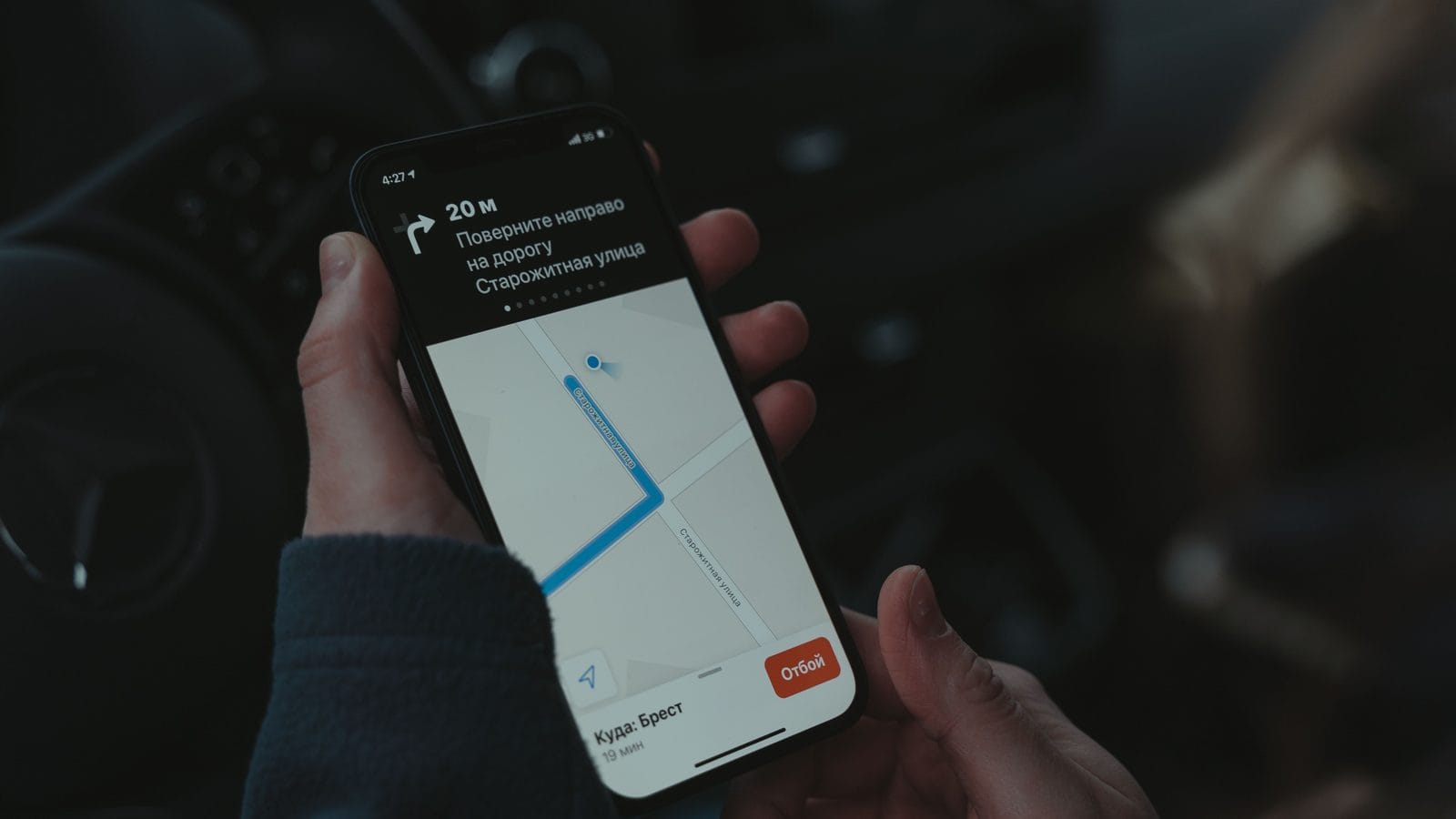 Ruta GPS mostrada en un teléfono junto a un sendero de río